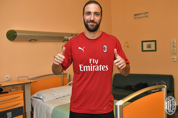 Higuaín cambia de aires en la misma liga, pasa al Milán