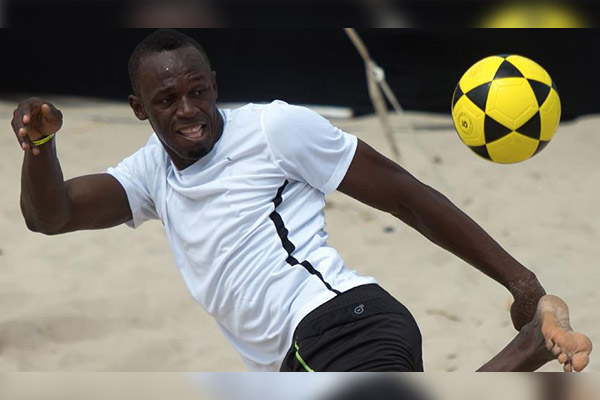 Usain Bolt cumple su sueño de ser futbolista
