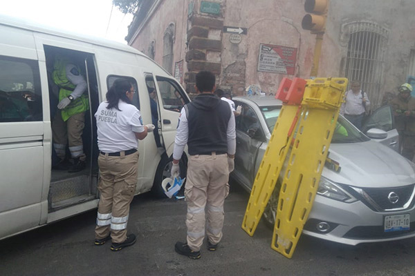 Seis heridos deja aparatoso choque entre particular y transporte público