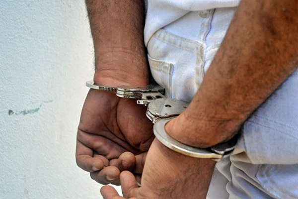 Agentes federales capturan a hombre por presentar certificado de secundaria falso