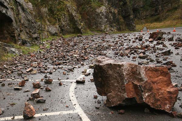 Un derrumbe entierra una carretera en Pekín