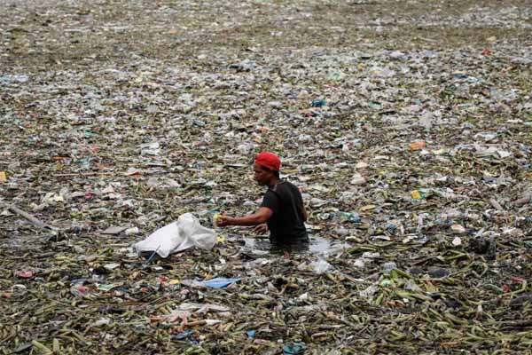 Olas de basura inundan Manila tras monzón del suroeste