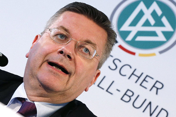 Presidente de la Federación Alemana de Futbol afirma que debió proteger más a Özil