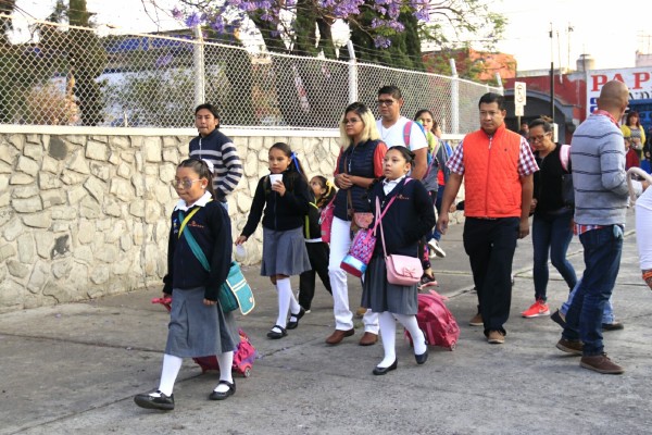 Regresan a clases 1.5 millones de estudiantes poblanos