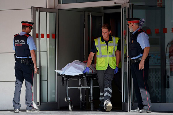 Abaten a argelino que amenazó con cuchillo en comisaría catalana