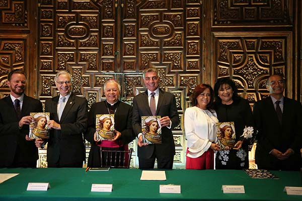 Presentan libro "Los Vitrales de la Iglesia Basílica Catedral de Puebla"