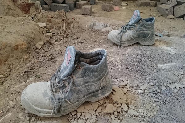 Fuertes imágenes: una avalancha de cemento sepulta a un obrero