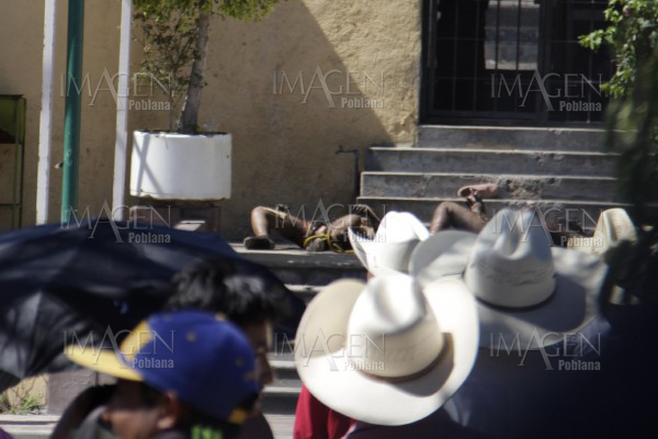 Pobladores enardecidos queman vivos a presuntos robachicos en Acatlán de Osorio