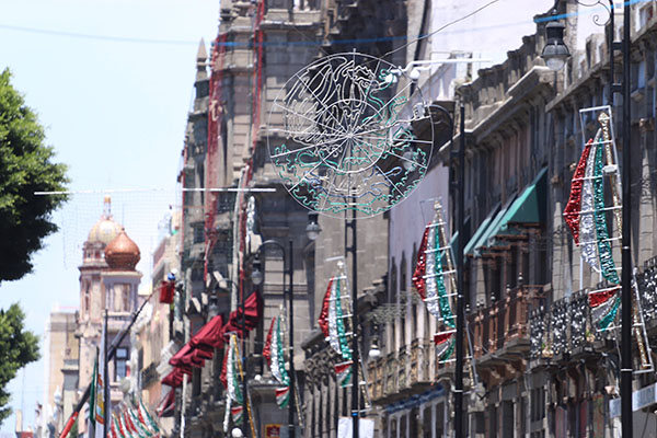 Luces patrias comienzan a inundar el zócalo