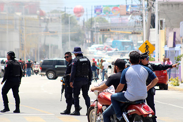 Civiles se enfrentan con militares en San Martín Texmelucan
