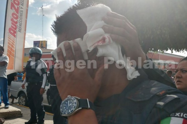 Polis salen golpeados y desarmados tras riña entre taxistas y ambulantes