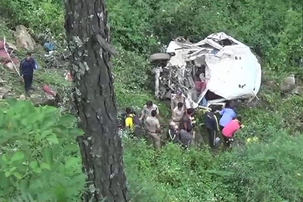 Mueren 12 personas por caída de vehículo en río en la India