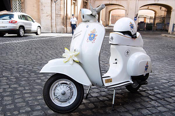 Papa dona en beneficencia moto Vespa única edición