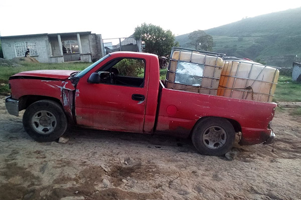 Huachicoleros abandonan camioneta con 1,500 litros de diesel
