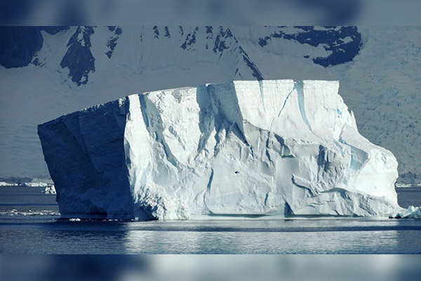 Un iceberg colosal se mueve a una velocidad impactante