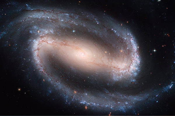 Telescopio Espacial Hubble muestra galaxia espiral barrada
