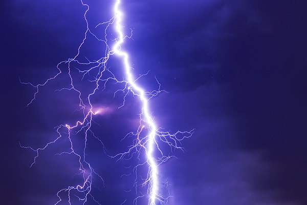 ¡Asombroso! Un enorme relámpago impacta contra el rascacielos más alto de Europa