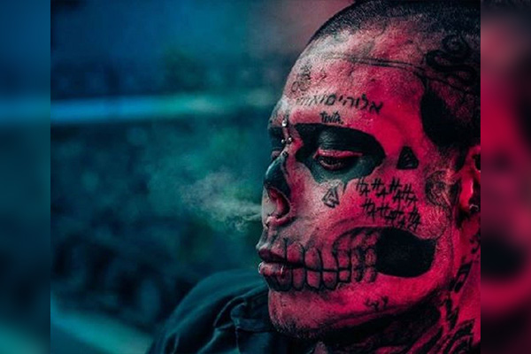 Sujeto se corta la nariz y orejas para parecer una calavera
