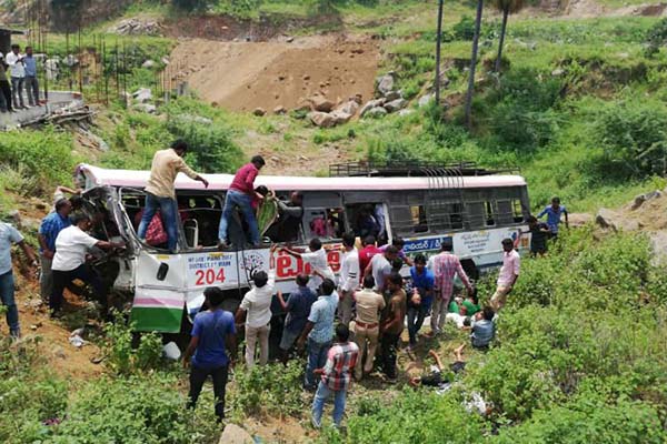 Asciende a 50 el número de muertos en accidente de autobús en la India