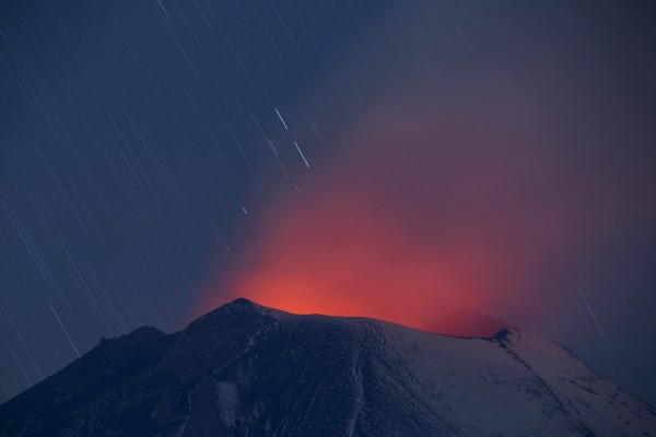 Lanza Popocatépetl fragmentos incandescentes durante la madrugada