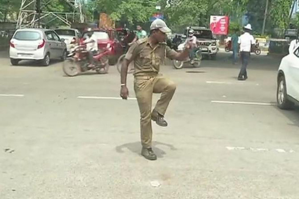 Cuando eres agente de tráfico, pero tu sueño es ser bailarín (video)