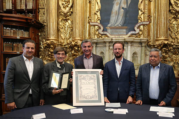 Tony Gali entrega Clavis Palafoxiana a Manuel Reigadas