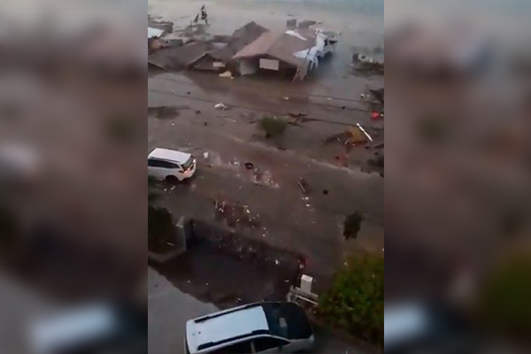Tsunami golpea a Indonesia tras sismo de 7.5 grados (video)