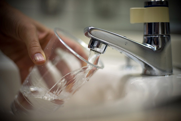 Más de 100 intoxicados en Ucrania por beber agua del grifo