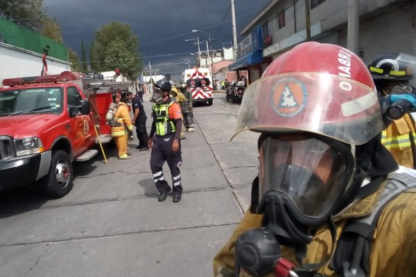 Evacúan casas y negocios por contingencia química en fábrica de detergentes