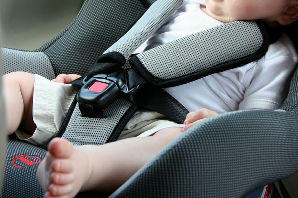 Mueren dos niños debido al calor tras ser olvidados en autos