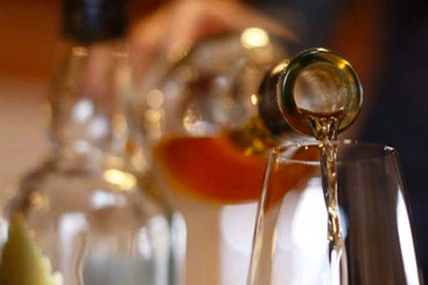 Suman 27 muertos por beber alcohol tóxico en Irán