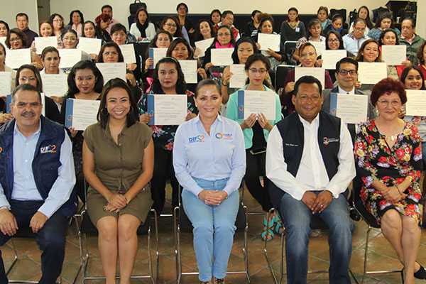 Dinorah López entrega certificados de capacitación sobre autismo