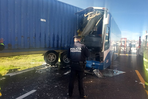 Aparatoso choque de autobús y tractocamión salda con la muerte de dos pasajeros