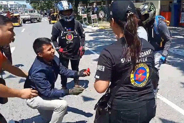 Hombre finge accidente para pedir matrimonio a su novia