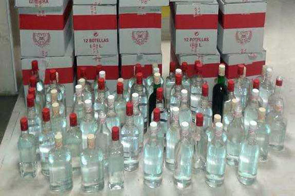 Arrestan a inmigrante por presunto robo de mil botellas de tequila