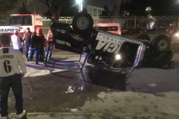 Dos policías heridos tras choque y volcadura de patrulla