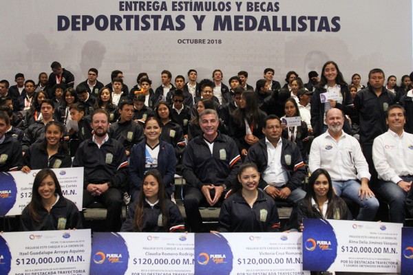 Tony Gali galardona a jóvenes deportistas y medallistas