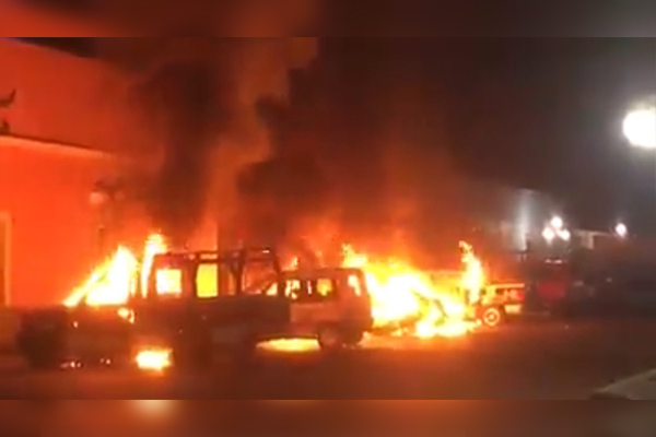 Arde Huaquechula: pandilleros queman patrullas tras una balacera