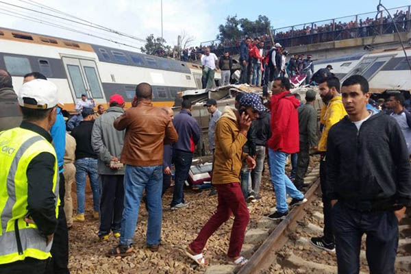 Al menos 10 muertos y 90 heridos al descarrilar un tren en Marruecos