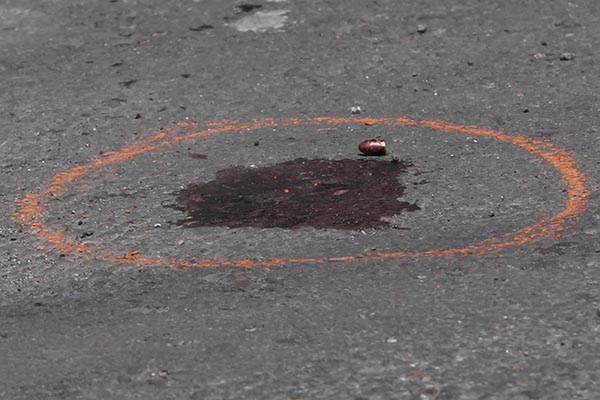 Balean a dos maestras y su auto cae a un barranco de 20 metros