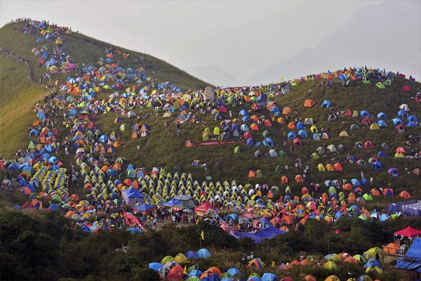 Larga fila de tiendas de campaña de China logra récord Guinness