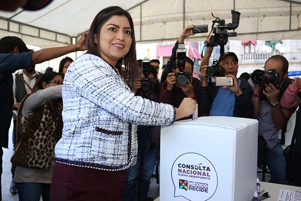 Potenciar aeropuertos existentes, opción más viable: Claudia Rivera