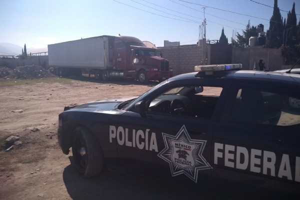 Policías federales agredidos en Tecamachalco al recuperar tráiler robado