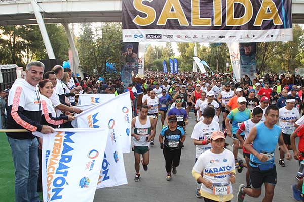 Dinorah López y Tony Gali dan banderazo de salida al Maratón Internacional Puebla 2018