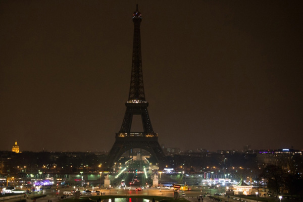 Torre Eiffel apaga su iluminación por víctimas de atentado de Pittsburg