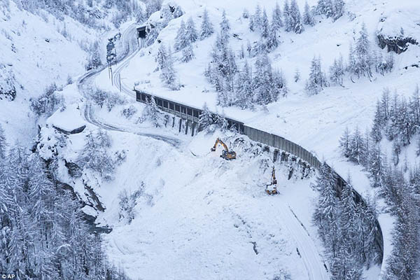 Casi 200 turistas permanecen atrapados por la nieve en los Alpes