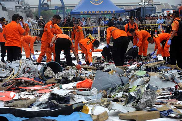 Avión siniestrado en Indonesia se desintegró al chocar contra el agua, dicen medios