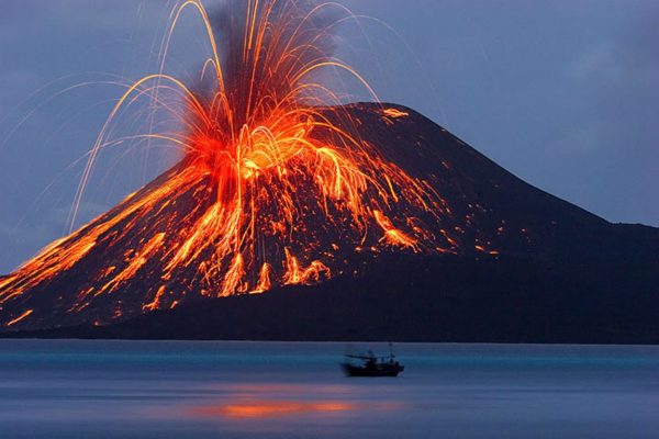 Impresionante espectáculo de lava: el volcán Krakatoa entra en erupción (video)