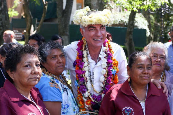 Tony Gali fomenta tradiciones mexicanas