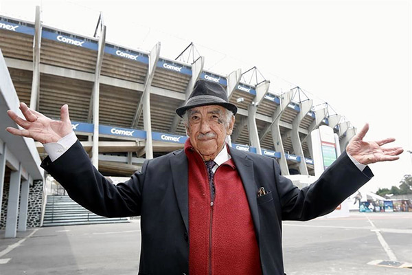 A los 90 años fallece Melquiades Sánchez, la voz del estadio Azteca